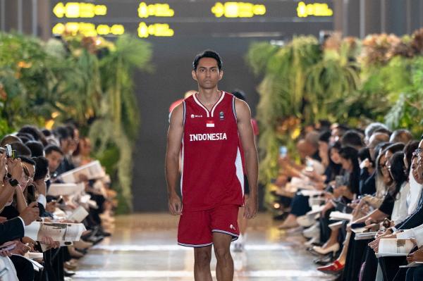 Jersey resmi Tim Indonesia untuk SEA Games 2025 Thailand diproduksi Mills dengan kolaborasi desain bersama Sarinah dan kurasi langsung Didit Hediprasetyo Foundation. (Foto: NOC Indonesia)