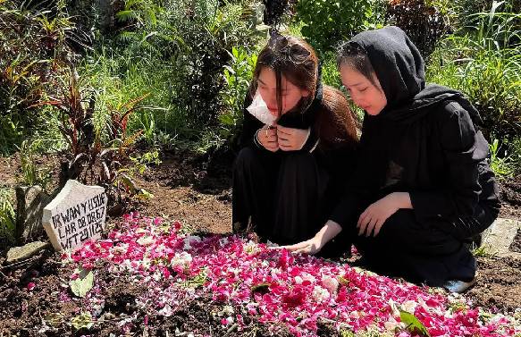Isabella Viandra ziarah ke makam Irwan Yusuf, ayah Marshanda. (Foto: Instagram)