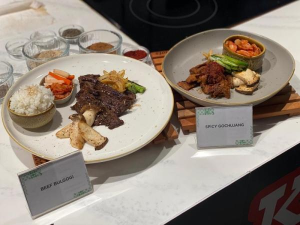 Kreasi K-BBQ MLA Beef Bulgogi dengan Kimchi dan Oyster Mushroom dan Spicy Gochujang dan Apple-Marinated Beef BBQ. (Foto: iNews/Rizqa Leony Putri)