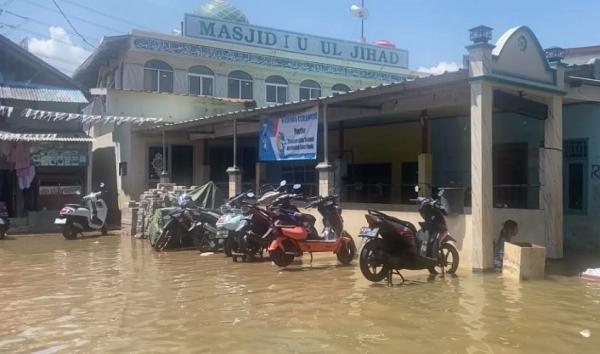 Wilayah Kali Adem Blok Empang Muara Angke, Pluit, Penjaringan, Jakarta Utara digenangi banjir rob, Jumat (5/12/2025). (Foto: Ari Sandita)