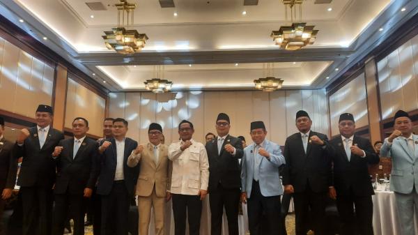 DPRD Jabar ADPSI Prosesi foto bersama Mendagri Tito Karnavian bersama jajaran pengurus ADPSI 2025-2030. (Foto: iNews/Anindita)
