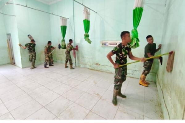 TNI Bersih Bersih Prajurit TNI berjibaku membersihkan dinding RSUD Aceh Tamiang yang terendam lumpur. (Foto: ist)