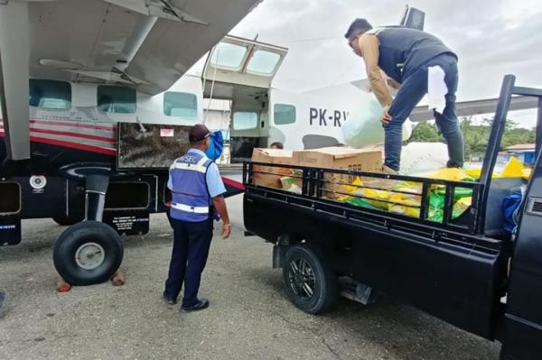 Distribusi beras SPHP oleh Perum Bulog ke wilayah-wilayah dengan tantangan geografis ekstrem di Papua. (Foto: Dok. Perum Bulog)