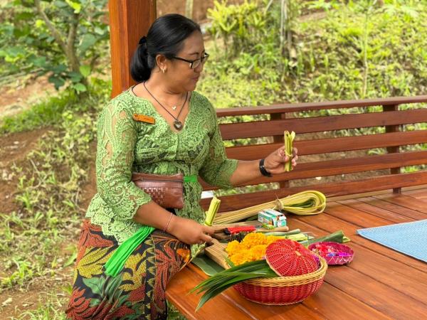 Membuat Canang Sari Pemandu Aktiviti Sanggraloka Farm Ubud, Wenny, saat mengajarkan cara membuat Canang Sari. (Foto: Muhammad Sukardi)