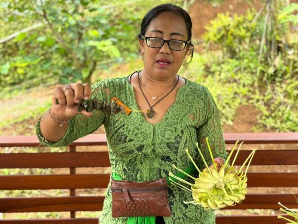 Porosan di Canang Sari Wenny saat menjelaskan makna dan definisi Porosan pada Canang Sari. (Foto: Muhammad Sukardi)