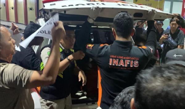 RS Polri Menyerahkan 12 jenazah korban RS Polri Kramat Jati menyerahkan 12 jenazah korban kebakaran Gedung Terra Drone kepada pihak keluarga, Rabu (10/12/2025). (Foto: Binti Mufarida)