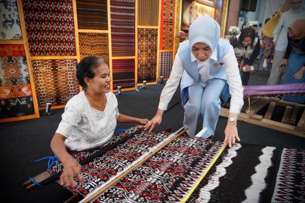 Mamak-Mamak Perajin Tenun di wilayah Kupang, NTT mendapat pelatihan Ayo Berkoperasi. (Foto: Dok. Kemenkop)