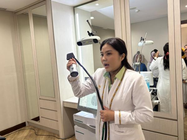 Dokter Febby Astari menjelaskan alat TPS yang dapat menekan risiko demensia. (Foto: Muhammad Sukardi)