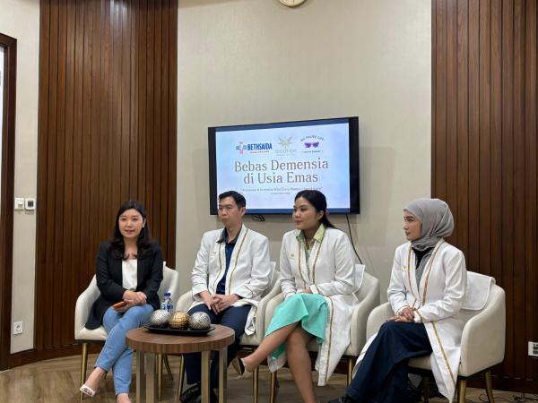 Para dokter dan ahli kesehatan di Seraphim Medical Center Gading Serpong saat menjelaskan hubungan olahraga dengan penurunan risiko demensia. (Foto: Muhammad Sukardi)