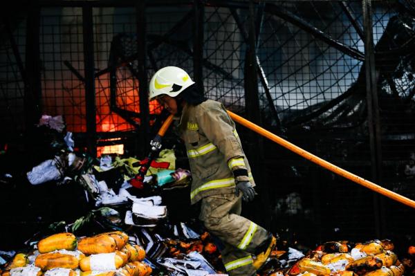 Petugas damkar tengah memadamkan api di Pasar Induk Kramat Jati, Jakarta Timur. (Foto: Ist)