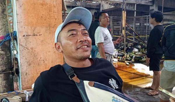 Pedagang Pasar Induk Kramat Jati, Hendra. (Foto: Jonathan Simanjuntak)
