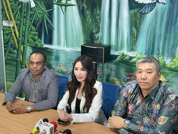 Ade Tya dan kuasa hukumnya Ade Tya dan kuasa hukumnya sepakat untuk membuka pintu damai untuk Ari Lasso dan Dearly Djoshua. (Foto: Ravie Wardani)