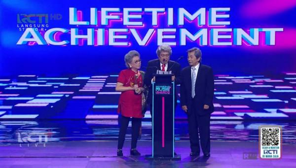 Bimbo Raih Lifetime Achievement Bimbo Raih Lifetime Achievement di Indonesian Music Awards 2025. (Foto RCTI)