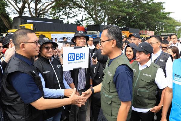 Dony Oskaria Chief Operating Officer (COO) Danantara Indonesia sekaligus Kepala BP BUMN Dony Oskaria saat melepas relawan dan truk pengangkut bantuan bencana ke Aceh. (Foto: Istimewa)