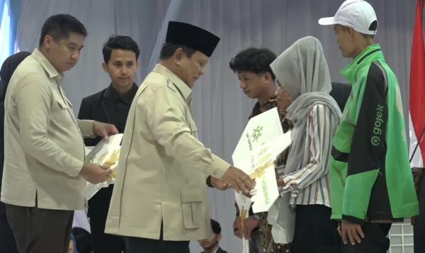 Prabowo Pimpin Akad Massal Presiden Prabowo Subianto memimpin langsung akad massal dan serah terima kunci 50.030 KPR FLPP di Serang, Banten, Sabtu (20/12/2025). (Foto: YouTube Sekretariat Presiden)