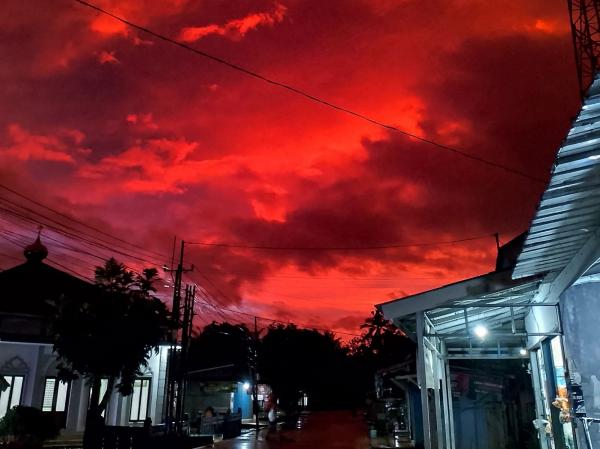 Langit merah darah di Pandeglang viral di media sosial. (Foto: TikTok)