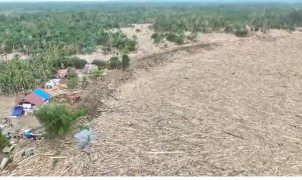 Kayu Gelondongan Aceh Penampakan ribuan ton kayu gelondongan seluas sekitar 100 hektare menimbun desa di Kabupaten Aceh Utara. (Foto: iNews)