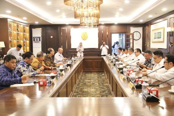 Pengurus PWI Pusat beraudiensi dengan jajaran Mahkamah Agung di Lantai 13 Gedung MA, Jakarta, Senin (22/12/2025). (Foto: Istimewa)