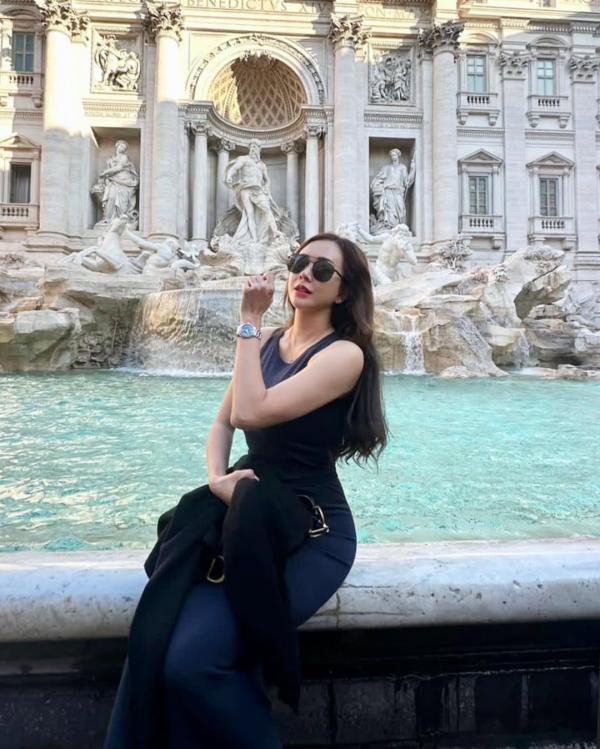 Aura Kasih di Italia Aura Kasih saat liburan di Italia. (Foto: Instagram)