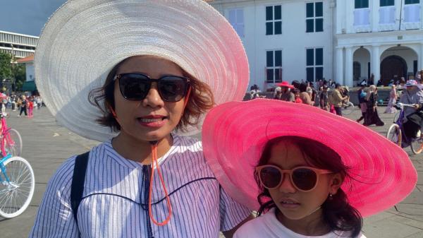 Wisatawan ibu dan anak di Kotu Wisatawan ibu dan anak di Kota Tua Jakarta. (Foto: Mei Sada Sirait)