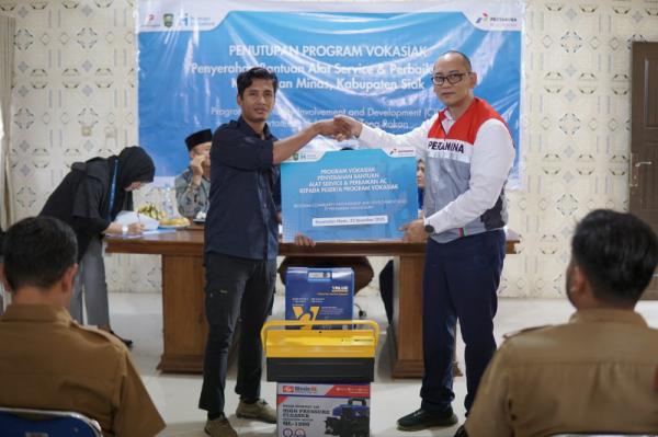 VOKASIAK PHR PHR menyerahkan bantuan peralatan servis AC lengkap kepada setiap peserta VOKASIAK. (Foto: dok PHR)