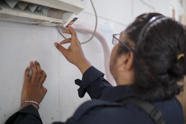 Peserta tengah melakukan perbaikan AC saat mengikuti pelatihan Servis AC pada Program VOKASIAK. (Foto: dok PHR)