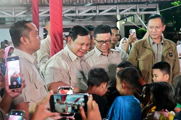 Presiden Prabowo Subianto 2 Anak-anak di Desa Batu Hula, Batang Toru, Tapanuli Selatan bergantian bersalaman dengan Presiden Prabowo Subianto. (Foto: BPMI Setpres))