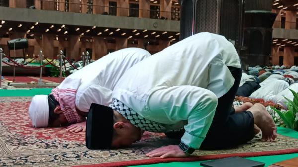 Sujud Syukur Sambut Tahun Baru 2026 Menteri Agama (Menag) Nasaruddin Umar bersama Ustaz Ary Ginanjar memimpin sujud syukur menyambut datangnya tahun 2026 di Masjid Istiqlal, Jakarta, Kamis (1/1/2026). (Foto: Felldy Utama)
