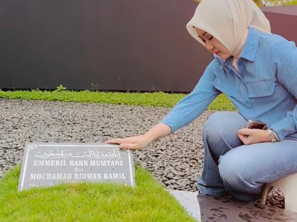 Atalia Praratya ziarah kubur ke malam Emmeril Kahn Mumtadz. (Foto: Instagram)