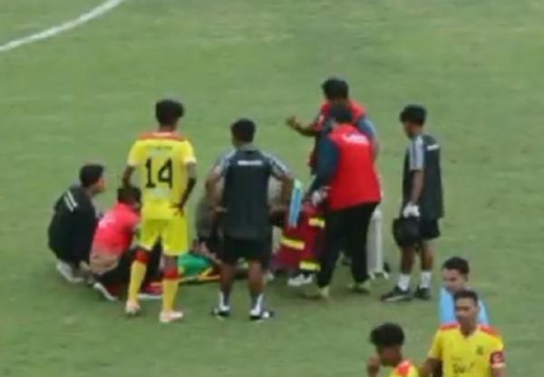 Tendangan kungfu liga 4 Pemain Perseta Tulungagung terkapar usai terkena tendangan kungfu dari pemain lawan di Liga 4 Zona Jatim. (Foto: iNews)