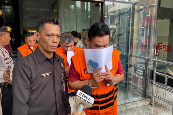 Para tersangka kasus pajak digiring ke mobil Para tersangka kasus pajak digiring ke mobil tahanan (foto: Jonathan Simanjuntak)