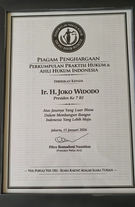Penghargaan Petisi Ahli ke Jokowi Piagam penghargaan yang diberikan Perkumpulan Praktisi Hukum dan Ahli Hukum Indonesia (Petisi Ahli) kepada Presiden ke-7 RI Joko Widodo (Jokowi). (Foto: Istimewa)
