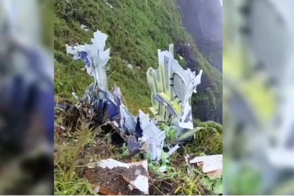 Bangkai pesawat ATR 42 Bangkai pesawat ATR 42-500 yang ditemukan tinggal puing-puing di lereng Gunung Bulusaraung, Pangkep, Minggu (18/1/2026). (Foto: iNews)