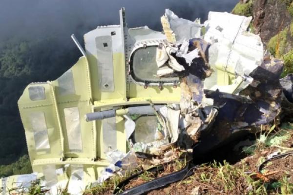 Pesawat ATR DItemukan Tim SAR menemukan badan dan ekor pesawat ATR 42-500 yang hilang kontak di puncak Gunung Bulusaraung, Pangkep. (Foto: iNews)