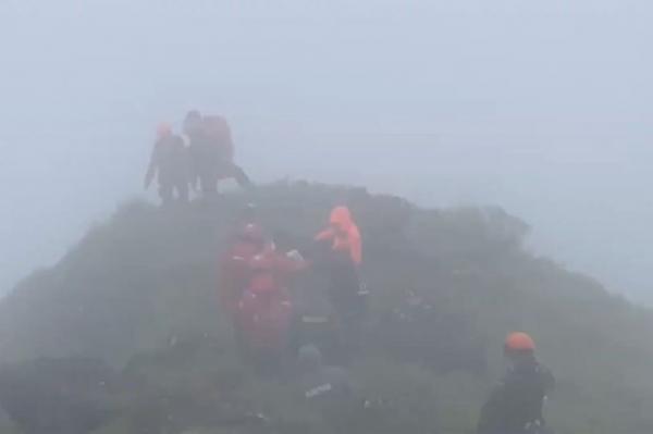 Petugas SAR dalam proses mengevakuasi serpihan dan korban pesawat ATR jatuh di Pangkep, Sulawesi Selatan, Senin (19/1/2026). (Foto: iNews TV)