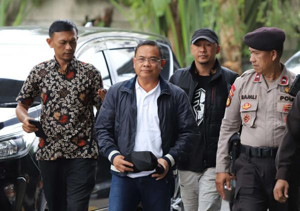 Bupati Pati, Sudewo tiba di KPK Bupati Pati, Sudewo tiba di Gedung Komisi Pemberantasan Korupsi (KPK) usai terjaring operasi tangkap tangan (OTT), Selasa (20/1/2026). (Foto: Isra Triansyah)