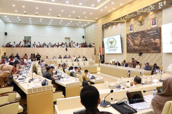 Kementerian PANRB rapat kerja Rapat Kerja Kementerian PANRB dengan Komisi II DPR RI di Jakarta. (Foto: dok KemenPANRB)