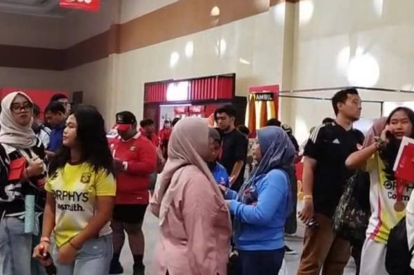 Masyarakat antusias datang untuk melihat langsung trofi Piala Dunia di Jakarta, Kamis (23/1/2026). (Foto: iNews/Andri Bagus)