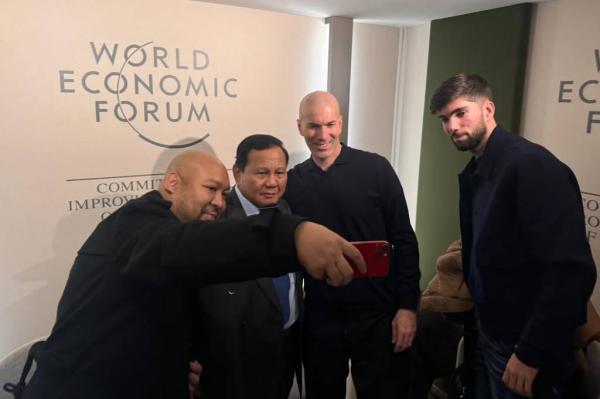 Presiden Prabowo Subianto (kedua kiri) berfoto dengan Zinedine Zidane di Davos, Swiss, Jumat (23/1/2026). (Foto: IG @prabowo)
