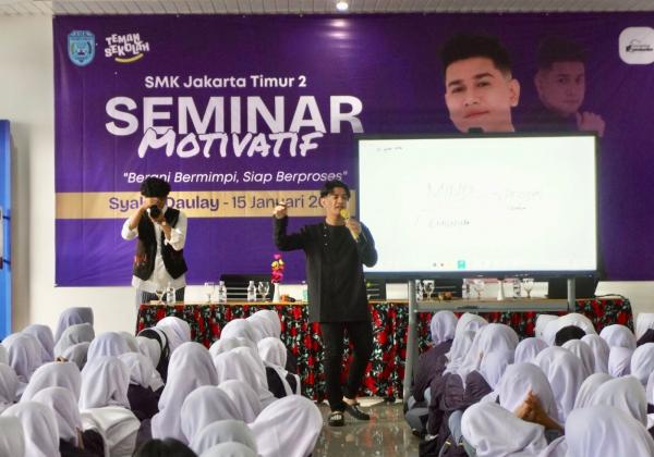 Syakir Daulay saat memberikan motivasi Syakir Daulay saat memberikan motivasi di hadapan siswa-siswi SMK Jakarta Timur 2 bersama tim Teman Sekolah. (Foto: Istimewa)