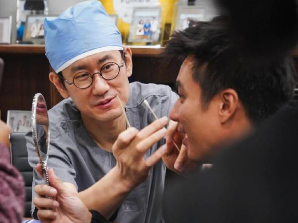 Baim Wong diduga oplas hidung Baim Wong diduga oplas hidung di Korea Selatan. (Foto: Instagram)