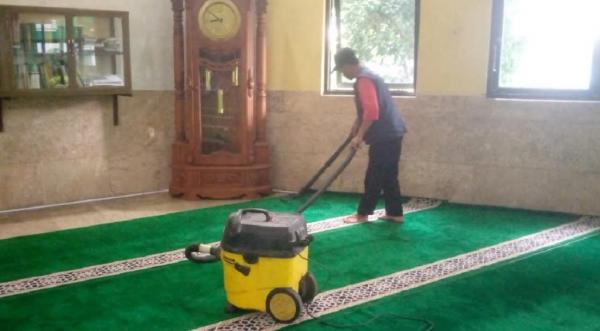 MNC Tourism Indonesia melalui MNC Lido City menggelar bakti sosial kegiatan bersih-bersih Masjid Al Azhim, Cigombong, Bogor menjelang bulan suci Ramadan. (Foto: IMG)