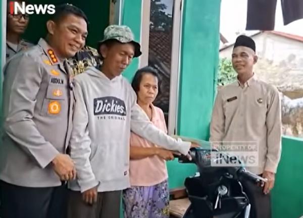 Penjual es dapat motor Penjual es kue gabul Sudrajat mendapat bantuan sepeda motor dari Kapolres Metro Depok, Kombes Pol Abdul Waras. (Foto: iNews)