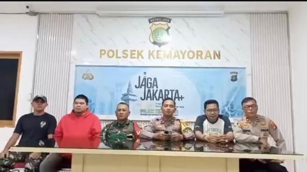 Propam memeriksa polisi yang menuding penjual es k Propam memeriksa polisi yang menuding penjual es kue pakai spons. (foto: screenshot)