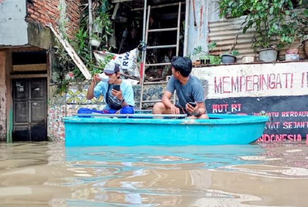 Potret ketinggian air banjir di Bidara Cina, Jakarta Timur yang mencapai 1,2 meter. (Foto: Niko Prayoga)