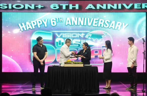 Hary Tanoesoedibjo dan Clarissa Tanoesoedibjo Deputy CEO Vision+ Clarissa Tanoesoedibjo memberikan nasi tumpeng kepada Executive Chairman MNC Group Hary Tanoesoedibjo di syukuran HUT Vision+ ke-6 pada Kamis (29/1/2026). (Foto: Aziz Indra)