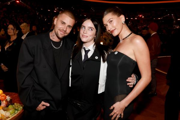 Billie Eilish Justin Bieber Billie Eilish hingga Justin Bieber mengenakan pin ICE Out di Grammy Awards 2026. (Foto: X)