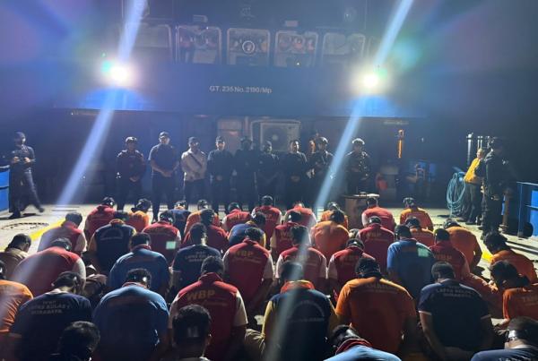 Pemindahan 61 Napi ke Nusakambangan Proses pemindahan 61 napi high risk alias berisiko tinggi ke lapas di Pulau Nusakambangan, Cilacap, Jawa Tengah, dengan pengawalan ketat aparat. (Foto: Istimewa)