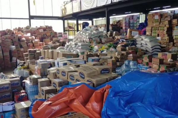 Tumpukan bantuan korban longsor Tumpukan bantuan korban longsor terlihat memenuhi gudang logistik di kawasan Cisarua, Kabupaten Bandung Barat. (Foto: iNews TV)