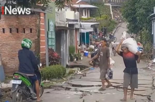 Tanah Bergerak Tegal Warga Desa Padasari, Jatinegara, Kabupaten Tegal, mengungsi akibat tanah bergerak yang semakin meluas. (Foto: iNews)